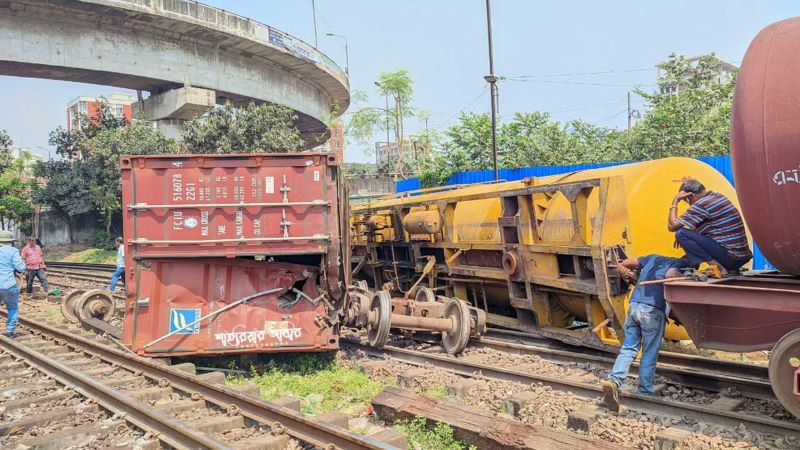 কমলাপুর রেলওয়ে স্টেশনে কন্টেইনার ট্রেন লাইনচ্যুত